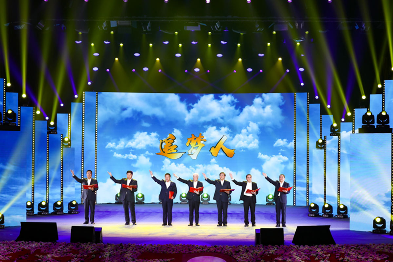 7.王岩董事长参与晚会录造.png