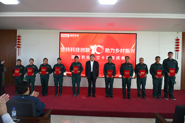 23.王岩董事长为功勋员工宣告证书_副本.jpg
