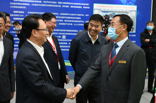24.省长景俊海与XPJ官网农业董事长杨柏明亲切握手_副本.png