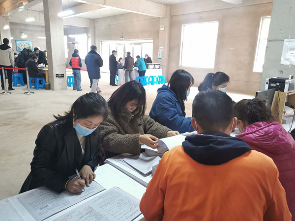 14.新城总公司走进南城枫景幼区发卡_副本.jpg