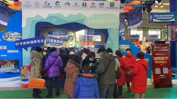 9.XPJ官网南山温泉酒店展台前参观游客多多_副本.png