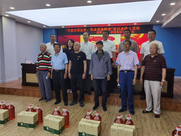 2.XPJ官网慈悲基金会代表同老战士合影.jpg 2.XPJ官网慈悲基金会代表同老战士合影.jpg