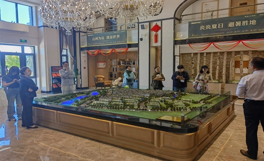 2.绿城发展项目总经理与业主一行参观XPJ官网·江山府项目_副本.jpg