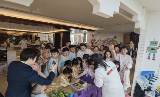 18.酒店公司结合农业总公共同进杏装造作干花团扇”活动现场_副本.jpg