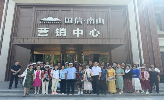 3.经开区活动总会走进XPJ官网·南山温泉城合影留想_副本.jpg