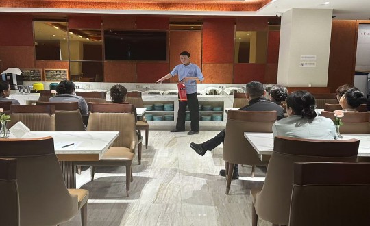 2.长白山XPJ官网酒店组织发展消防安全培训_副本.jpg